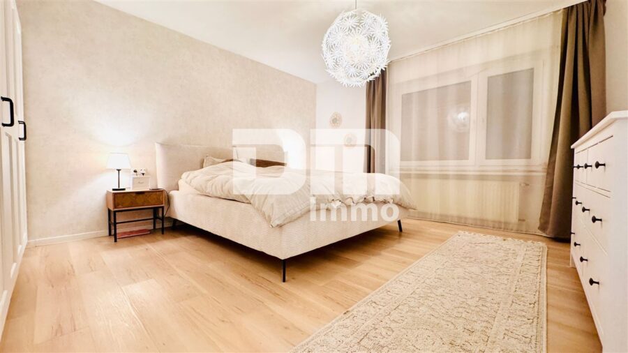 Gepflegtes Ein- bis Zweifamilienhaus + Garage, Terrasse und Balkon auf großem Grundstück - EG Schlafzimmer